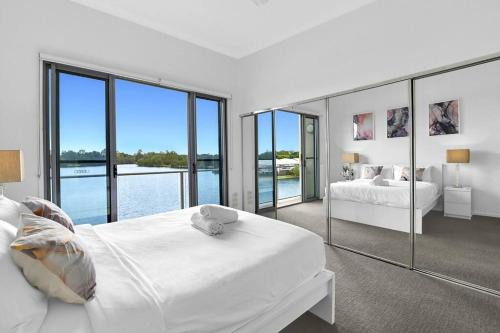 Carrara Apartment | Water View Modern Tri-level Townhouse in Carrara with 2 Parking Spots