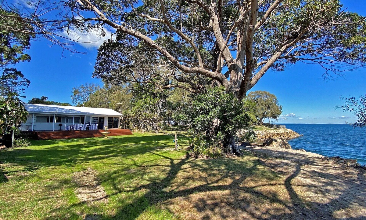 Amity Point House | Waterfront Escape in Central Location