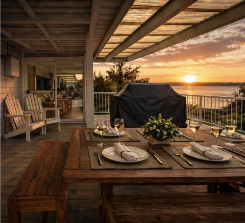 Dawesville House | Waterfront Escape with Sunset Views & Kayaks