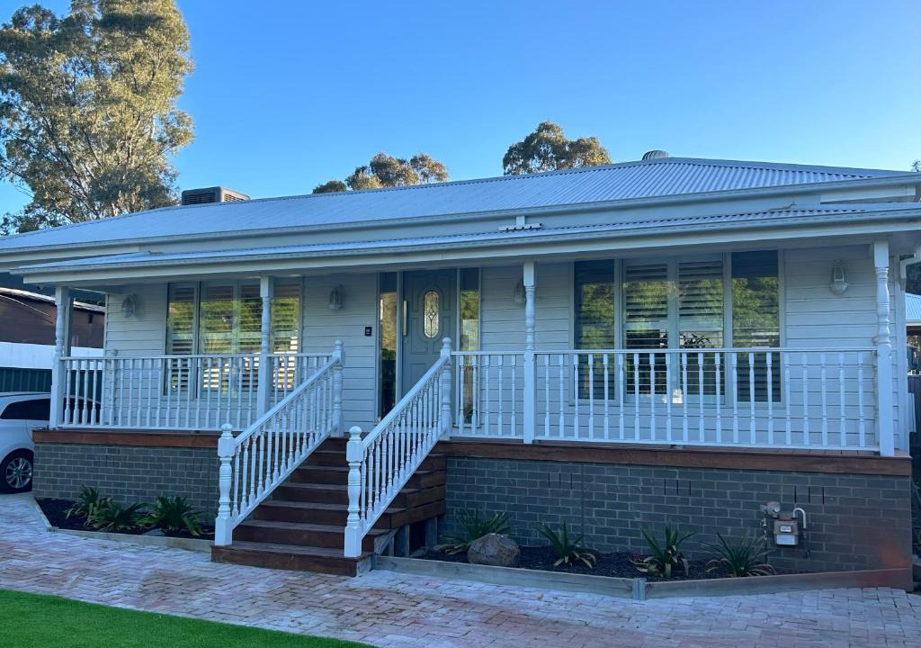 Heathcote House | White on Wright