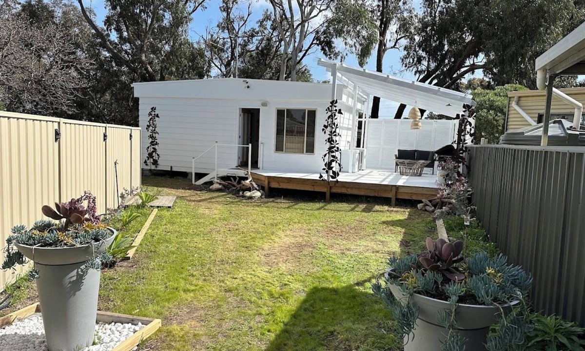 Brownlow Ki Cottage | White Pebbles 1 Queen Bedroom 1 bathroom Free WiFi. Pet Friendly