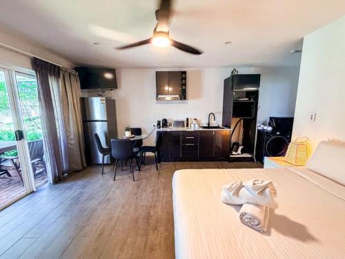 Dolphin Heads Apartment | WhitsunStays - The Black Pearl