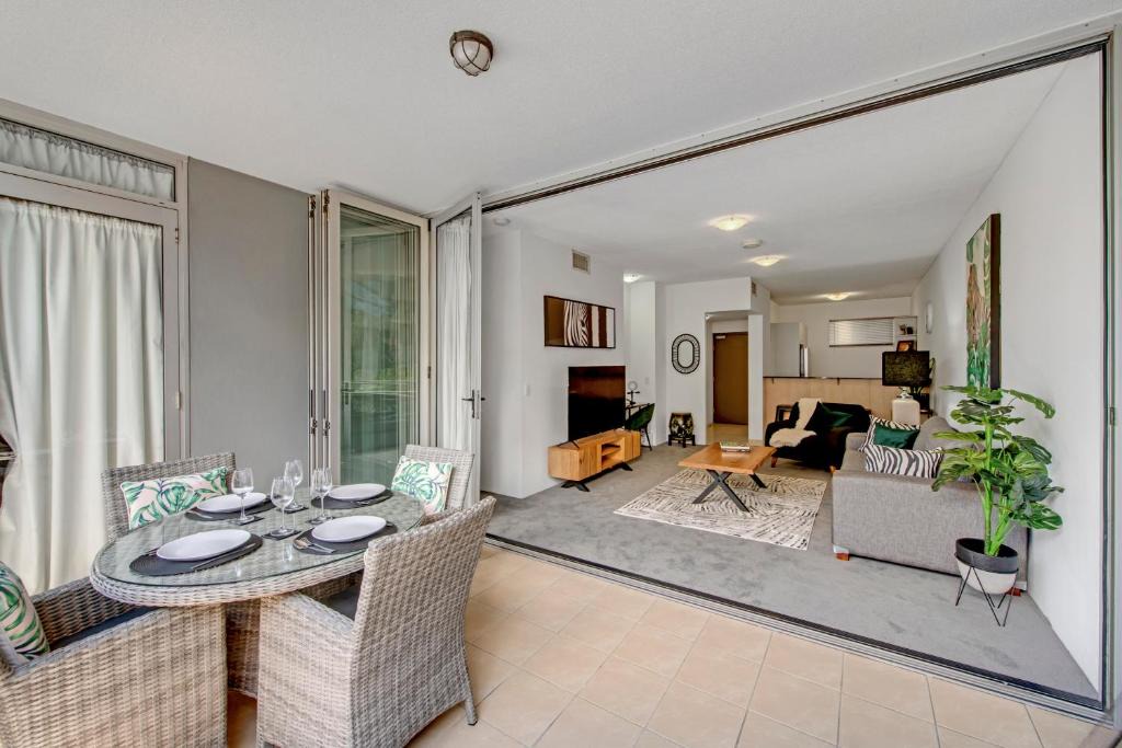 South Brisbane Apartment | Wild Luxe Beach Front Escape- 1 min walk Southbank