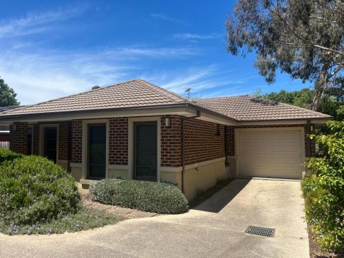 Ivanhoe House | Your Leafy Ivanhoe Retreat