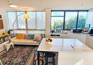 Beautiful harbour views, stylish apartment with pool & parking