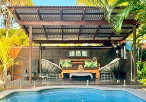 Coconut Blue - Private Heated Pool, Walk to Beach, Restaurants & Shops, Tropical Courtyard Shower