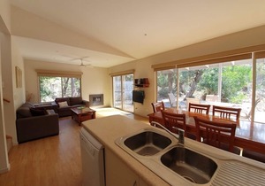 Fabulous self contained lakeside accommodation in a natural bush setting