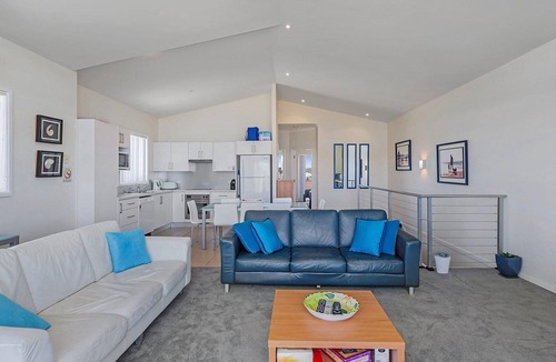 Anna Bay House | 1/32 Ocean Avenue - three bedrooms, three bathrooms, air con, boat parking & water views