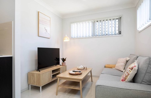 Rocklea Apartment | 1 Bdr Apt w/AC | Kitchen | Parking | 131F1