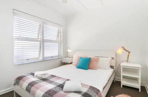 Burleigh Heads Apartment | 1 Bedroom Funky Beach Apartment Steps To The Beach