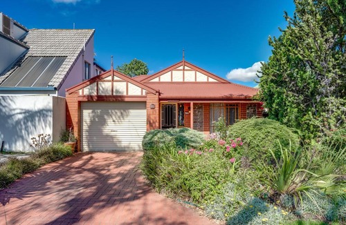 Encounter Bay House | 19A Bartel Blvd - Charming Lakefront Villa