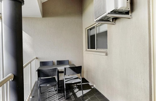 Kangaroo Point Apartment | 1BR Loft Kangaroo Point Sleeps 4 Adults