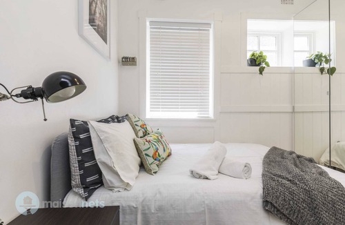 Potts Point Apartment | 1BR Potts Point Apt Close to Eateries and Shops
