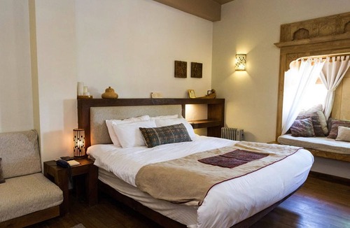 Amar Sagar Pol Hotel | 1st Gate Home - Fusion