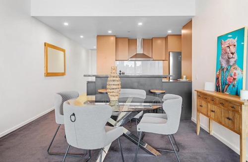 Port Melbourne Apartment | 2-Bed, 500m From The Beach with Pool, Gym & Sauna