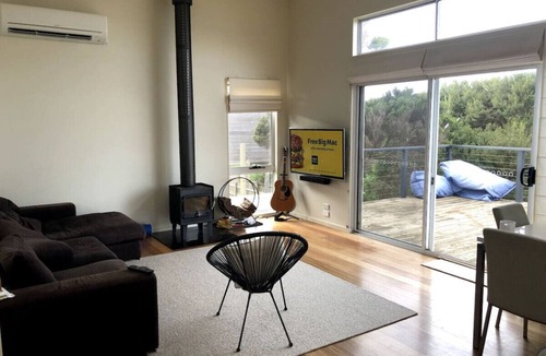 Smiths Beach House | 2 Bed Coastal Getaway - Walking distance to beach
