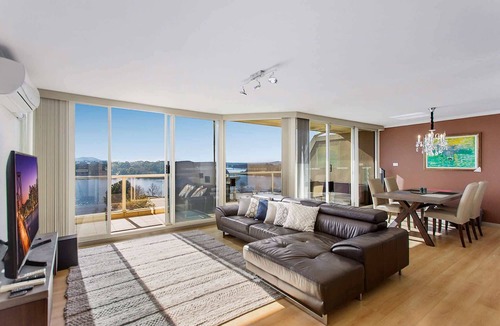 Belconnen Apartment | 2-Bed Unit with Balcony, BBQ & Stunning Lake Views