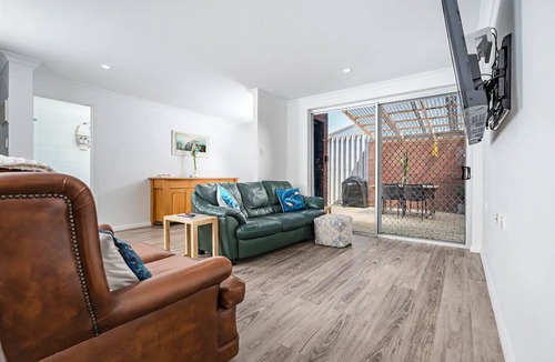 Geraldton Apartment | 2 Bedroom Unit Central, 5 minutes walk to pristine beaches! Newly renovated