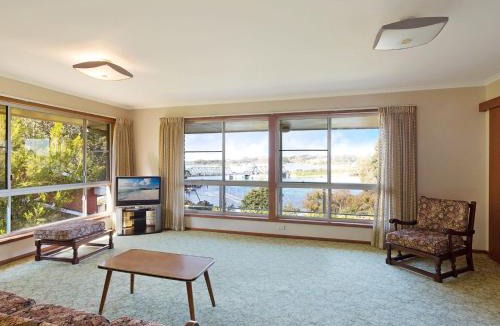 North Narooma House | 2 Water Crescent Retro Haven