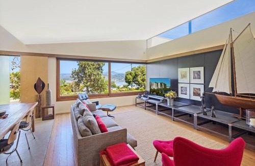 Merimbula House | 24 Hill Street- Unique 2 bedroom pet friendly home