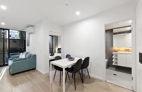 Reid Apartment | 2B-1BR-1Car-Courtyard-CBD-Shops