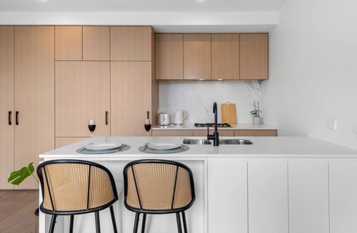 Heidelberg Heights Apartment | 2B2B | 5m from Austin Hospital | fast WiFi | parking | 9th floor balcony