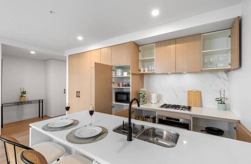 Heidelberg Heights Apartment | 2B2B | 5m from Austin Hospital | fast WiFi | parking | 9th floor balcony