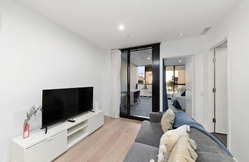 Reid Apartment | 2BR-1BR-1Car- CBD Pool Central