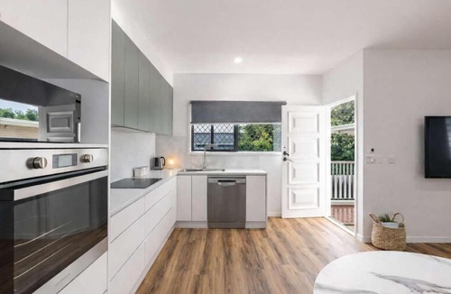 Hermit Park Apartment | 2BR 2BA Windsor Charm Townsville