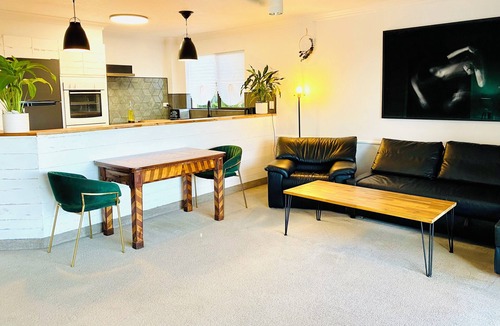 Bilambil Heights Apartment | 2br Apartment, Pool, 12 mins to GC Airport