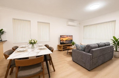 Chippendale Apartment | 2BR Apartment Central Rail Station CBD Free Parking