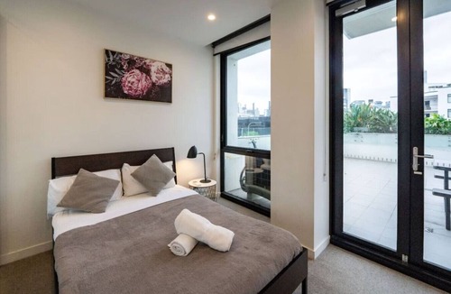 Spring Hill Apartment | 2BR Brisbane Stay w/Huge Balcony & Pool M25