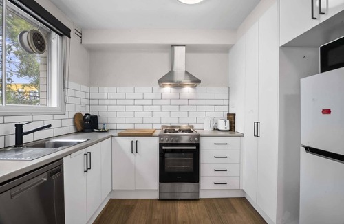 Flemington Apartment | 2BR Flemington | Walk to Showgrounds + Parking