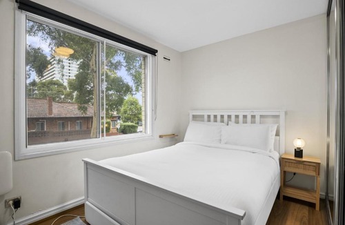 Flemington Apartment | 2BR Flemington Walk to Showgrounds Parking