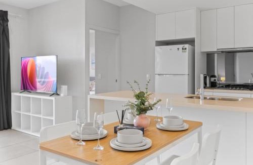 Macgregor Apartment | 2BR Modern Apartment with Balcony Great Location