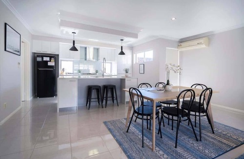 North Perth House | 30 Modern & Quiet Retreat -Walk to Dining & Shops