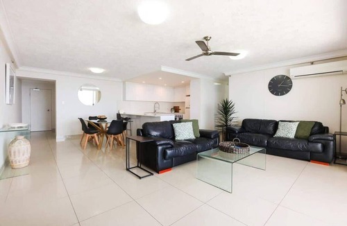 Surfers Paradise Apartment | 32B Peninsula Ocean Views Near Cavill Mall
