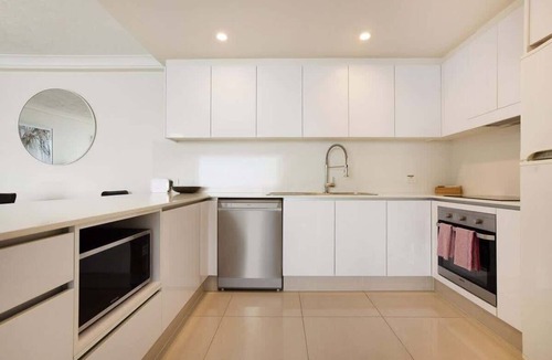 Surfers Paradise Apartment | 32B Peninsula Ocean Views Near Cavill Mall