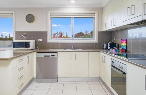 Berridale House | 3A Kunama - 4BR House l Central Location l Aircon l WiFi