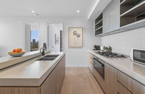 Port Melbourne Apartment | 3BD beachside resort with parking, views and pool