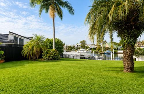 Runaway Bay Apartment | 3BR Palm Cove Waters Retreat - Walk to Broadwaters!