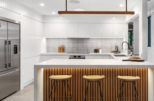 Hyams Beach House | 4 BDR - 4PM Checkout - 250m to Beach - Outdoor spa