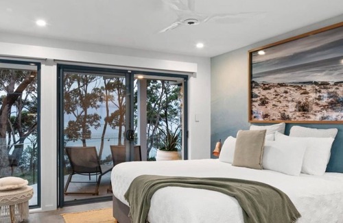 Hyams Beach House | 4 BDR - 4PM Checkout - 250m to Beach - Outdoor spa