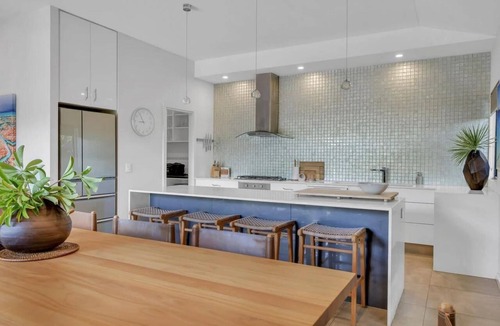 Cable Beach House | 4 Bedroom 2 Bathroom Luxury House with Pool (Sleeps 10)