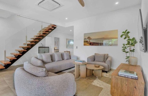 Cable Beach House | 4 Bedroom 2 Bathroom Luxury House with Pool (Sleeps 10)