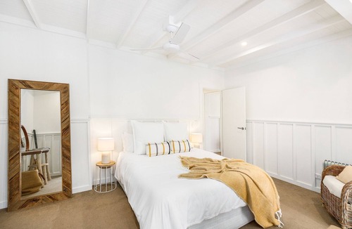 Macmasters Beach House | 4 minute walk to the beach