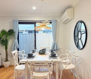 Capalaba House | 4Bed 2Bath in Capalaba Near Manly Habour, Shops & More