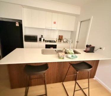 Gillieston Heights House | 4BR Family Escape - Exotic Lake view and Kangaroos