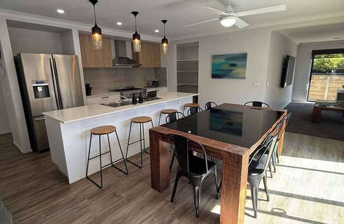 Mount Clear House | 4BR Mount Clear Manor - Sleep Up To 8 Guests!