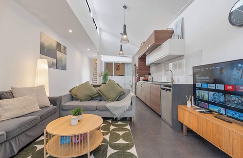 Pyrmont Condo | 4BR| Step to light rail | 9 min to DarlingHarbour